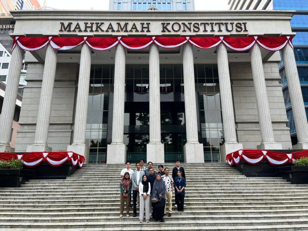 Coalition members, Indonesia AIDS Coalition (IAC), Indonesia for Global Justice (IGJ), Pulmonary Hipertension Foundation (YHPI), Indonesian Dialysis Community (KPCDI), Mrs. Lusiana A., and lawyer Akhmad Laduni in front of the Constitutional Court steps